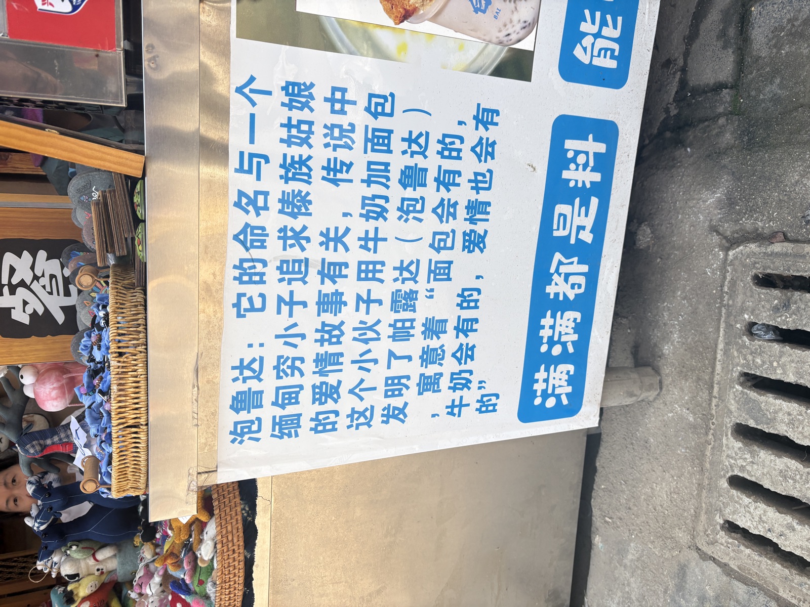 峡湾边的红白房屋和村庄